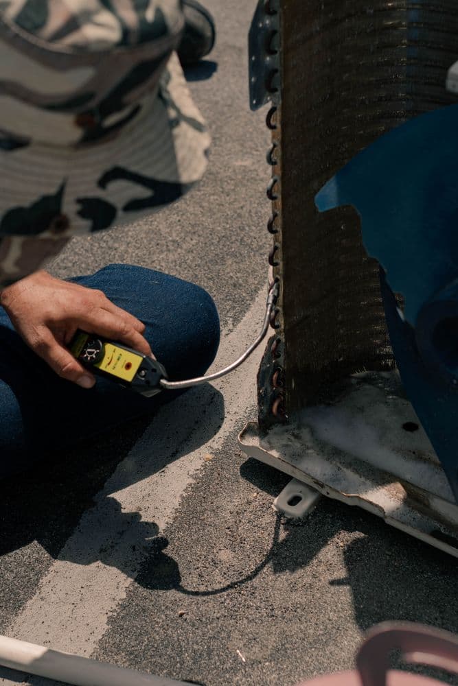 Técnico reparando componentes de aire acondicionado